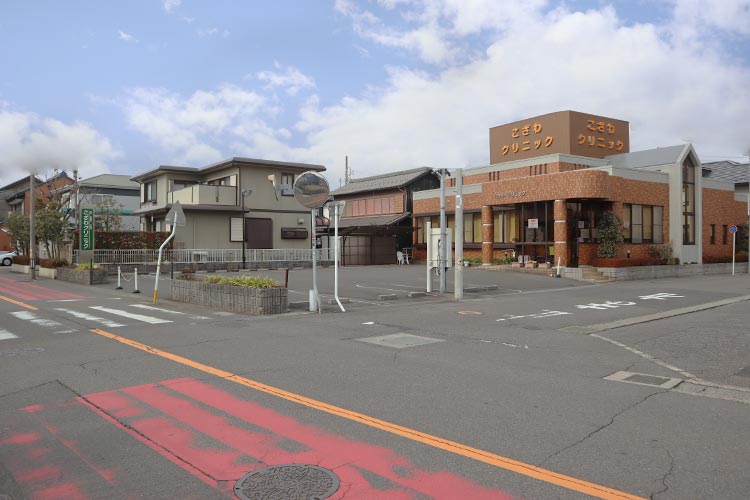 クリニック前駐車場